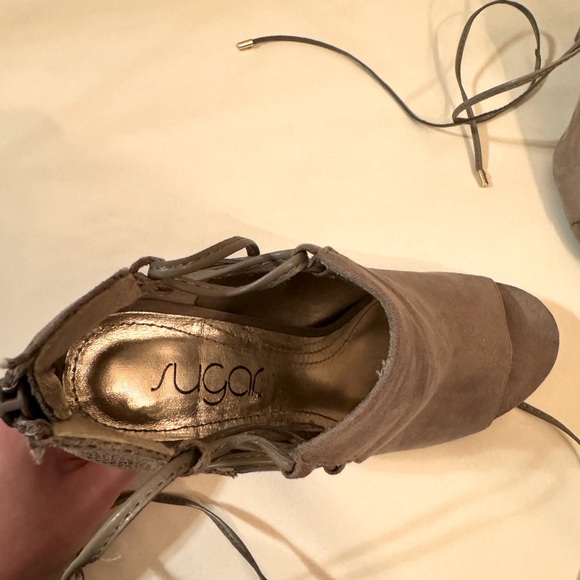 Gray heels, lace up front, light worn - Picture 5 of 5